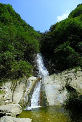 逃离昏暗下的小村